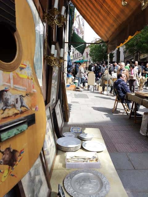 Detalle de puestos de artesanía y decoración en la calle