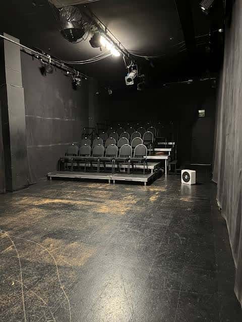 Vista general del interior de la sala de teatro con butacas y escenario