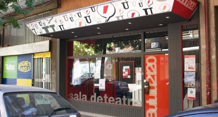 Fachada exterior del Bululú 2120 con letrero distintivo