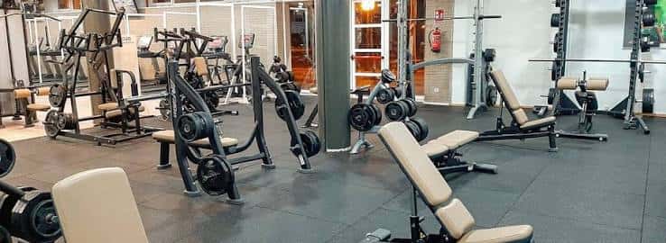 Sala de musculación con equipamiento deportivo moderno