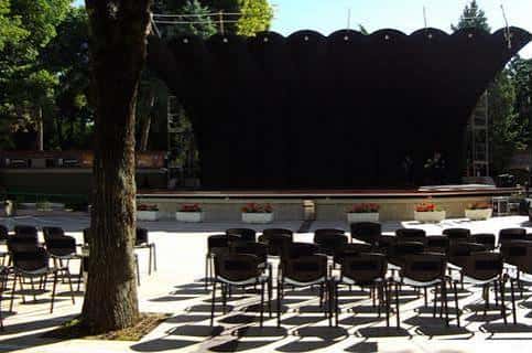 Auditorio al aire libre con escenario y butacas listas para un evento