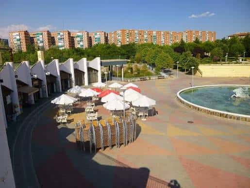 Vista panorámica de la plaza principal del Parque de La Ribota con zonas de descanso y fuentes