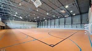 Interior del pabellón deportivo María José Calero con pista de baloncesto y gradas