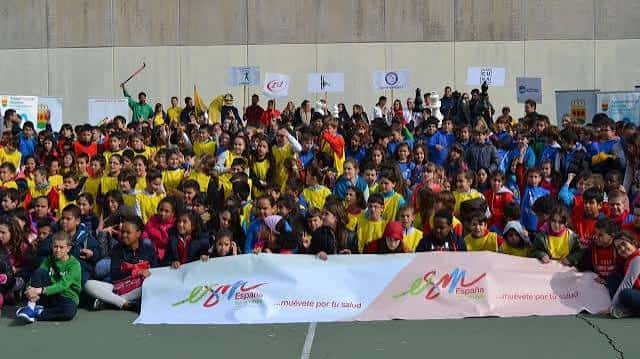 Grupo de niños participando en evento deportivo dentro del polideportivo