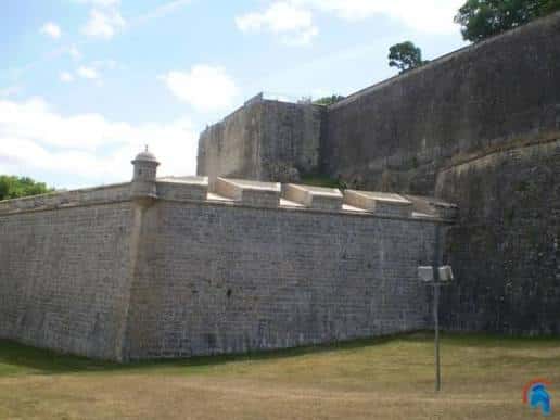 Detalle de la muralla con almenas y torreón