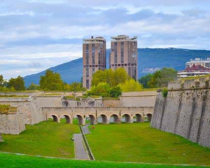 Murallas de Pamplona con edificios modernos al fondo