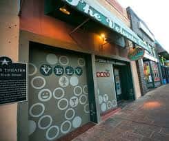 Vista exterior del local The Velveeta Room con su distintiva fachada y letrero