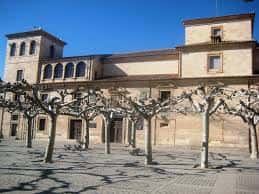 Vista exterior del Palacio de la Encarnación en Zamora con árboles en primer plano