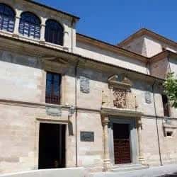 Fachada principal del Antiguo Hospital de la Encarnación con detalles arquitectónicos