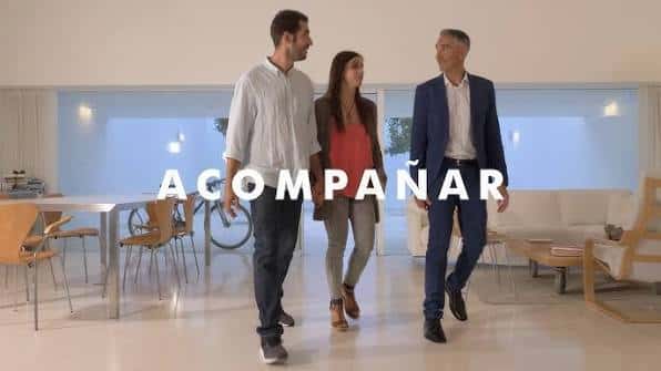Interior moderno del edificio con personas caminando en un espacio luminoso