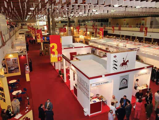 Vista aérea del salón de exposiciones durante una feria comercial