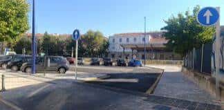Vista general del aparcamiento de San Antón con vehículos estacionados y señalización vial