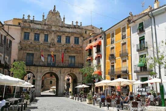 Plaza Mayor de Cuenca con el Ayuntamiento y terrazas de cafeterías al aire libre