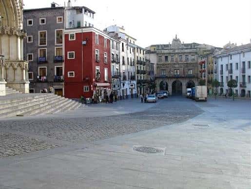 Plaza Mayor de Cuenca desde la base de la Catedral, mostrando arquitectura colonial y vida urbana