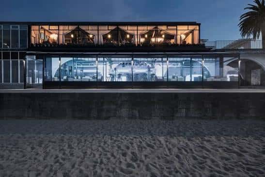 Fachada del Andén Beach Club desde la playa al atardecer