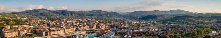 Vista panorámica de la ciudad de Torrelavega con el centro cultural en primer plano