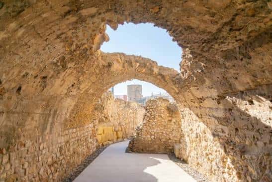 Vista interior de los arcos y pasillos del Pretorio Romano con luz natural