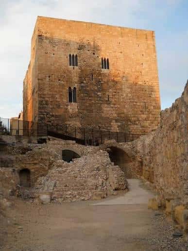 Fachada exterior del edificio histórico del Pretorio en Tarragona al atardecer
