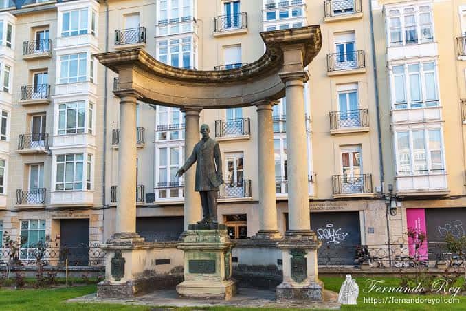 Monumento a Mateo Benigno de Moraza en un espacio público con fondo urbano