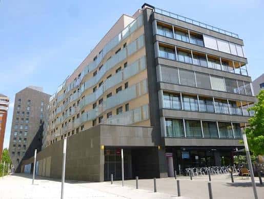 Vista exterior de la Plaza del Renacimiento en Vitoria con arquitectura moderna y espacios públicos