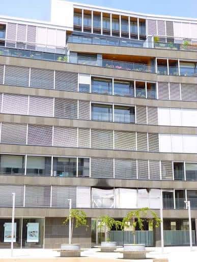 Detalle arquitectónico de la fachada de la Plaza del Renacimiento con balcones y elementos vegetales