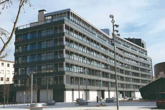 Plaza del Renacimiento en Vitoria mostrando su diseño urbano y mobiliario público