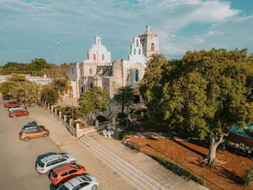 Vista aérea del Barrio de San Sebastián con la iglesia y árboles frondosos