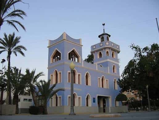 Fachada azul y torre característica de la entrada al Hort de la Coronela