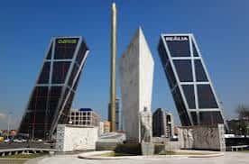 Vista frontal de la Plaza de Castilla con las Torres Kio y el Obelisco bajo cielo despejado