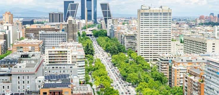 Panorámica aérea de la Plaza de Castilla mostrando su entorno urbano y las Torres Gemelas en el fondo