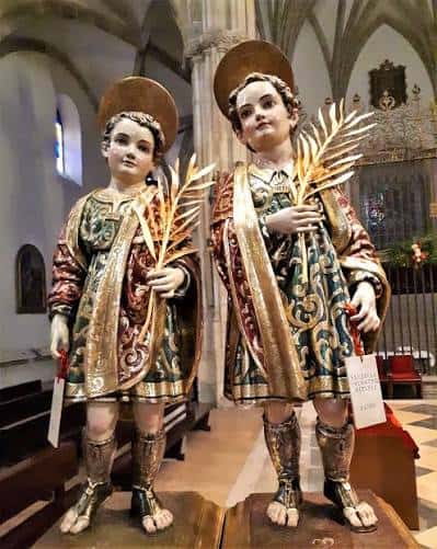 Estatuas de los Santos Niños Justo y Pastor dentro de la catedral