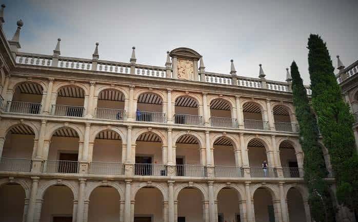 Detalle arquitectónico del patio con balcones, columnas y balaustrada superior