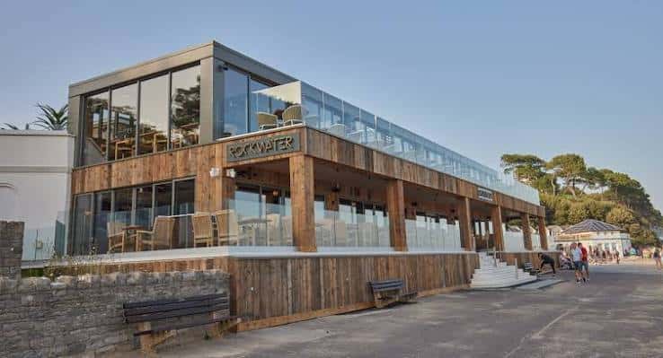 Vista exterior del establecimiento Rockwater Branksome con su fachada moderna de madera y cristal