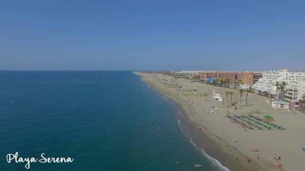 Vista aérea de la Playa Serena con edificios costeros y arena