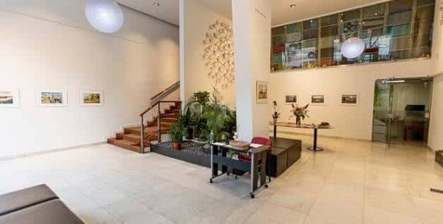 Hall de entrada con escalera y decoración moderna