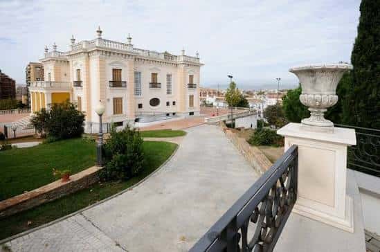 Vista panorámica del Palacio de Quinta Alegre desde una terraza con balcón