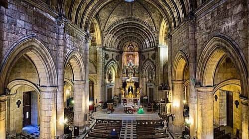 Interior del Santuario de la Virgen del Mar con bóvedas góticas y altar principal iluminado