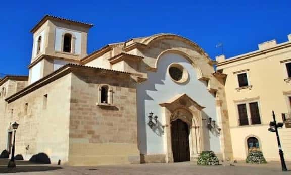 Fachada exterior del Santuario bajo cielo azul despejado, mostrando su arquitectura barroca y campanario