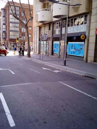 Vista moderna de la calle Carrer Vallespir con edificios contemporáneos y aceras amplias
