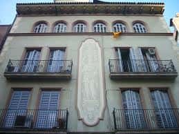 Fachada del edificio número 8 en Carrer d'Alcolea con detalles arquitectónicos y balcones