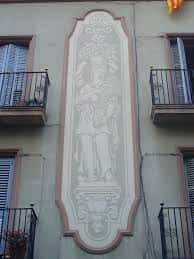 Detalle de un esgrafiato decorativo en la fachada de un edificio en Carrer d'Alcolea