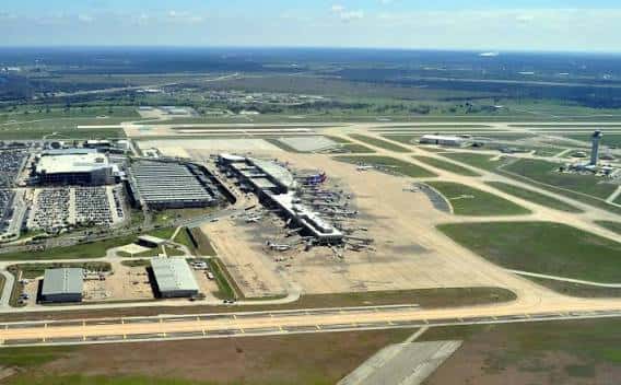 Vista aérea del aeropuerto mostrando las pistas y terminales