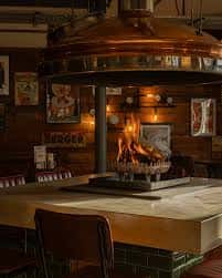 Interior acogedor con chimenea y barra de madera