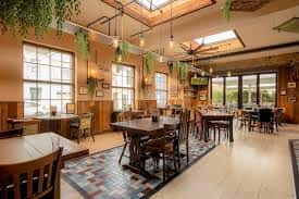 Sala principal del restaurante con mesas y decoración verde
