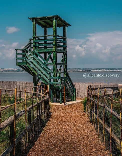 Torre de observación de madera junto a las lagunas bajo cielo azul