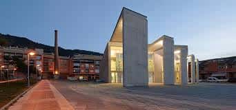 Exterior del edificio al atardecer con iluminación artificial encendida