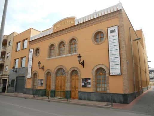 Fachada exterior del Teatro Bernal en Murcia con arquitectura clásica y tonos cálidos