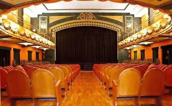 Interior del auditorio del Teatro Bernal con butacas rojas y decoración ornamental en balcones