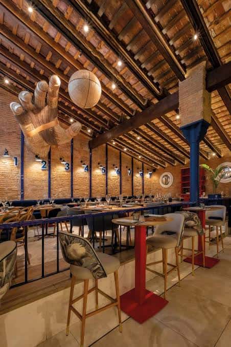 Interior del restaurante Pelayo con decoración de pelota valenciana y vigas de madera