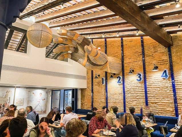 Ambiente del restaurante Pelayo con clientes y decoración temática